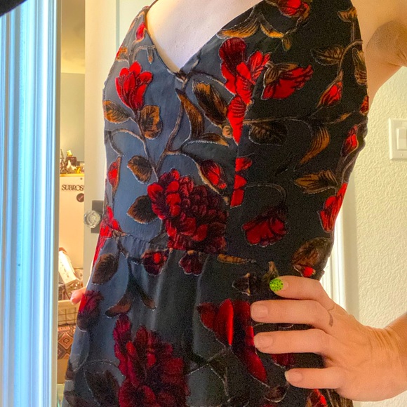 Black “backless” dress with flowers - Picture 6 of 8